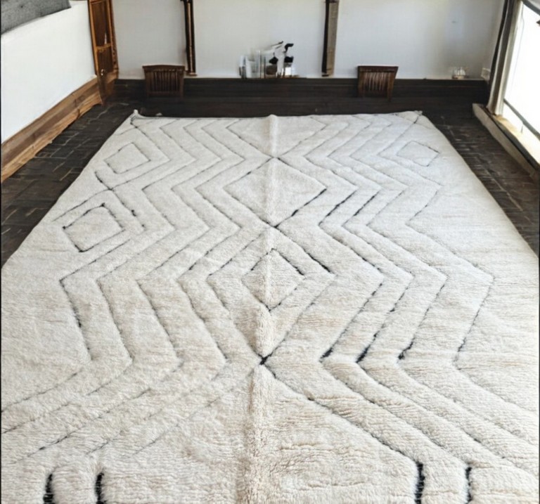 large-design-morocco-rug-white-black-relief