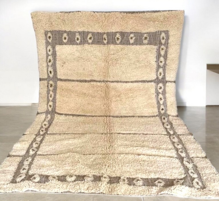 Tapis-beni-ouarain-design-marron-blanc