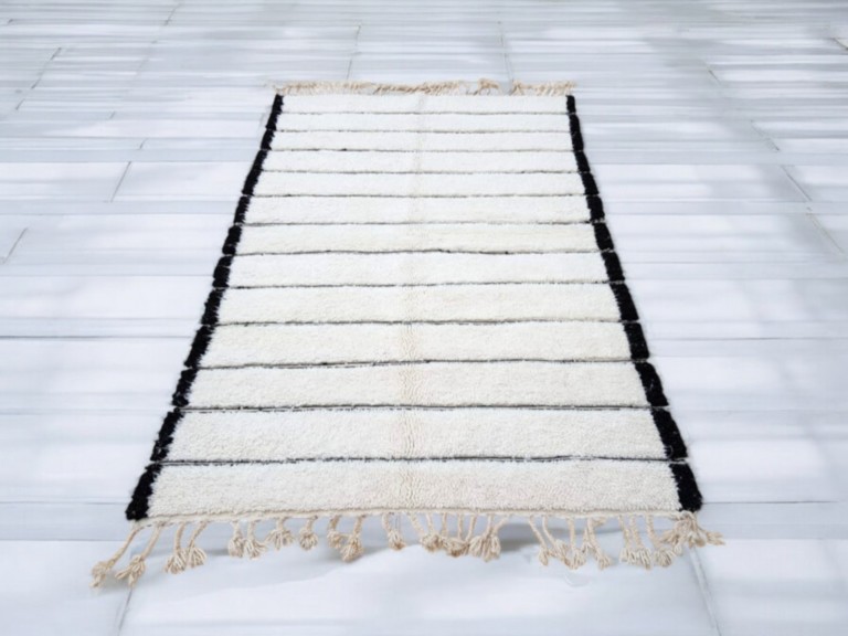 tapis-berbere-design-blanc-noir-beni-ouarain