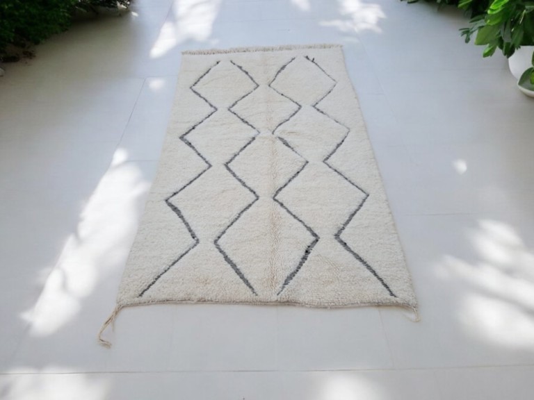 Tapis-blanc-noir-design-motif-berbere