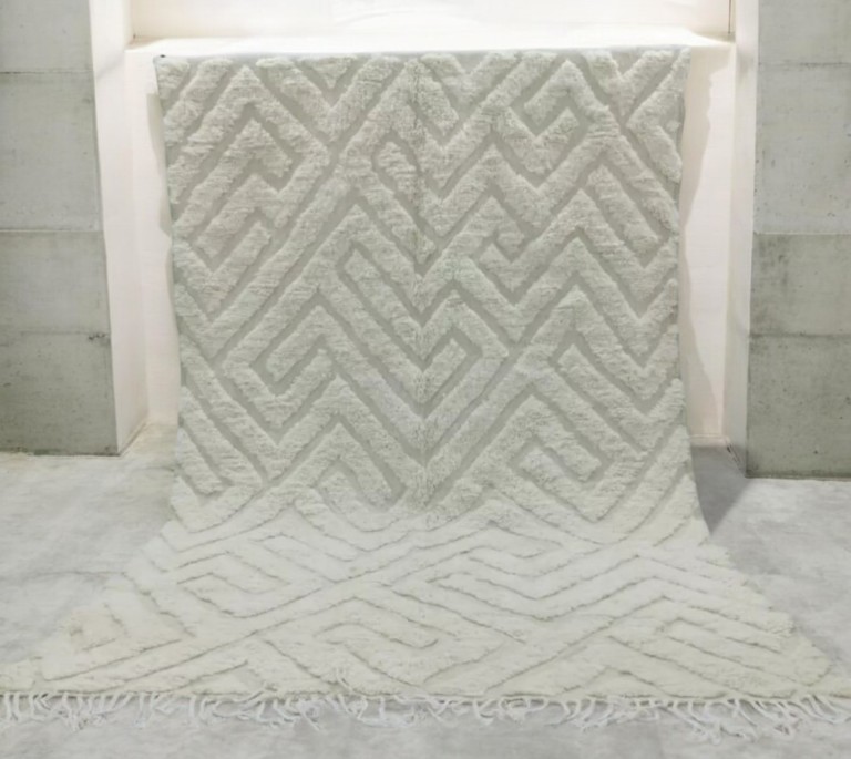 Tapis-design-berbere-blanc-motifs-relief