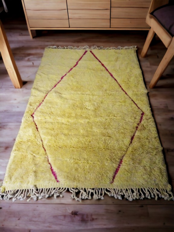 Tapis-design-berbere-jaune-laine