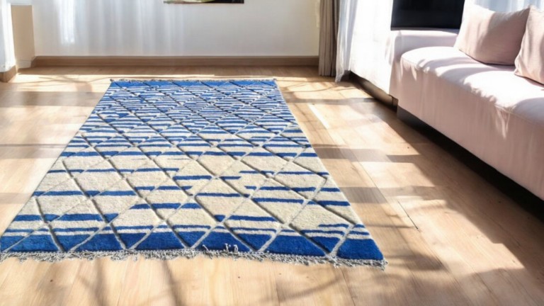 Tapis-marocain-moderne-bleu-blanc