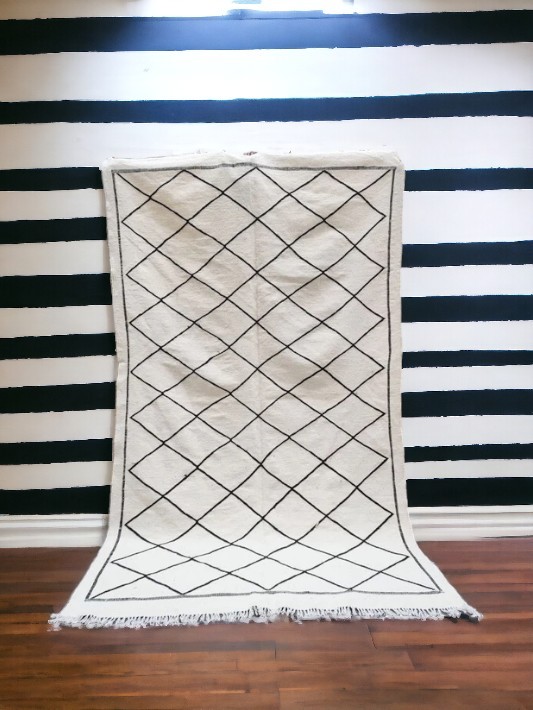 tapis-zanafi-blanc-losanges-noirs-