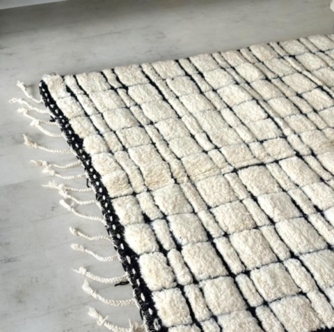 Tapis-artisanal-design-maroc-noir-blanc