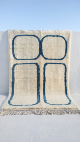 710C-Tapis-BeniOuarain-blanc-motif-bleu-10