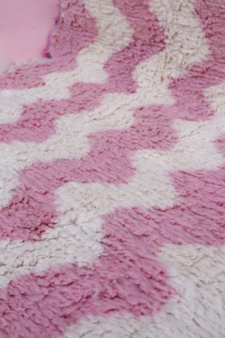 tapis-berbere-design-rose-blanc