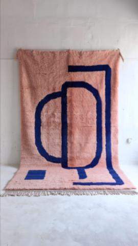 tapis-berbere-rose-motifs-bleus-1 tapis-berbere-rose-motifs-bleus-1