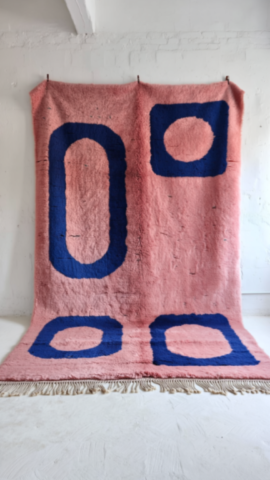 tapis-berbere-rose-motifs-bleus-15 tapis-berbere-rose-motifs-bleus-15