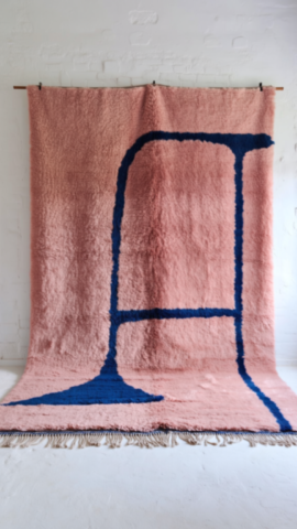 tapis-berbere-rose-motifs-bleus-5 tapis-berbere-rose-motifs-bleus-5