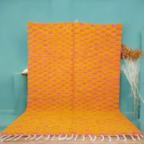 tapis-maroc-contemporain-carres-oranges-roses